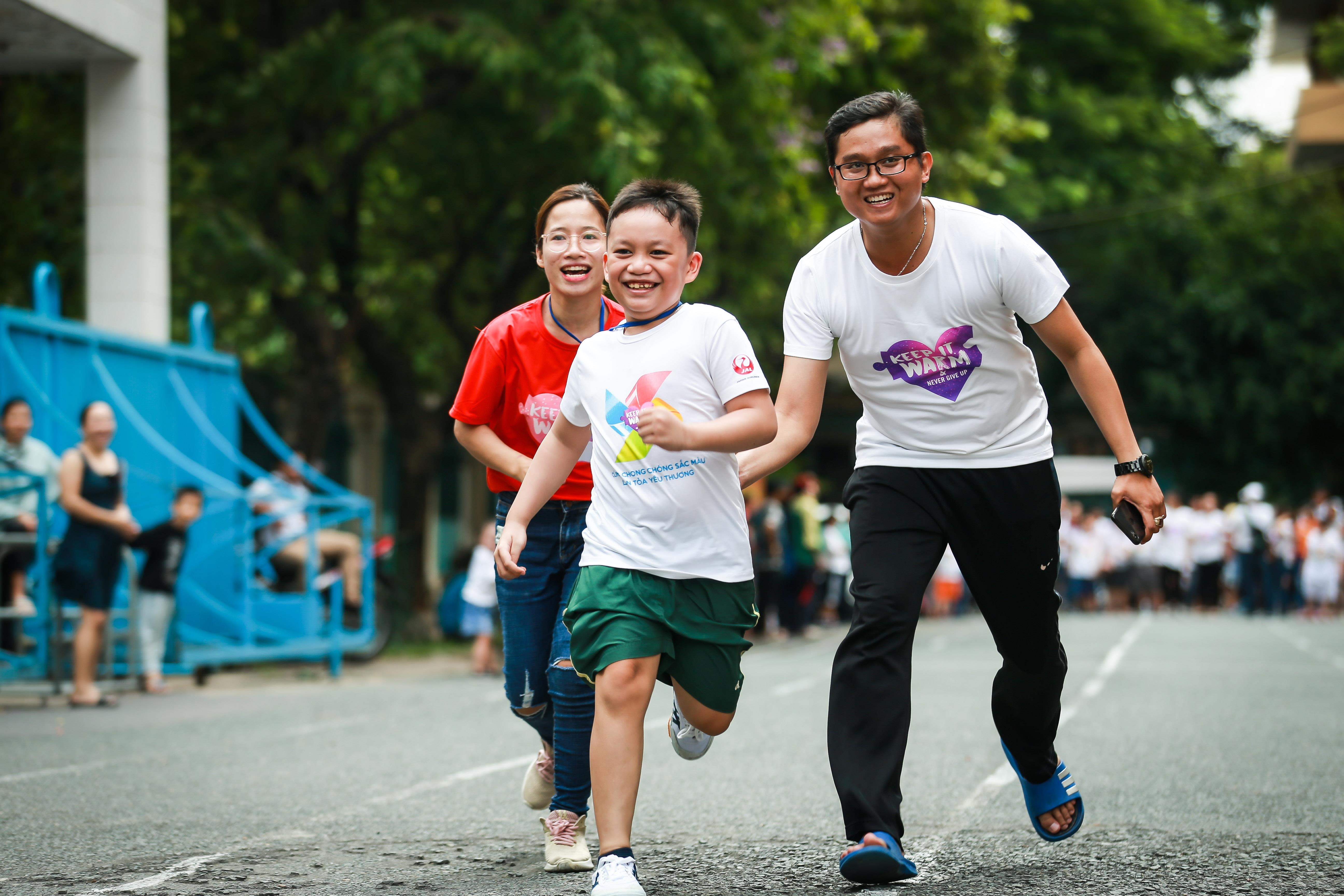 Hon 300 tre tu ky tham du hoi thao lon nhat Sai Gon hinh anh