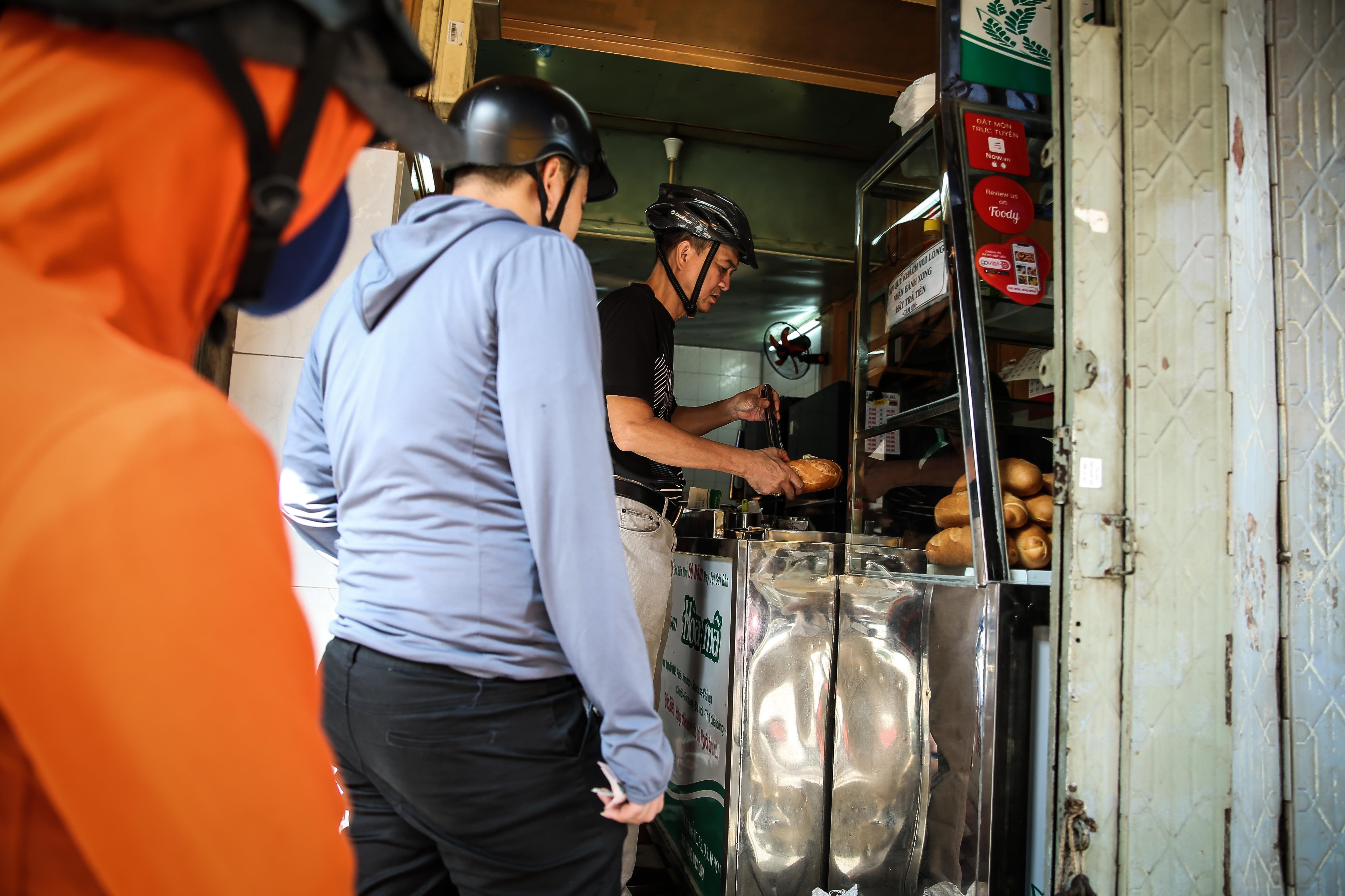 banh mi le duong sai gon doanh thu tram trieu moi ngay anh 2