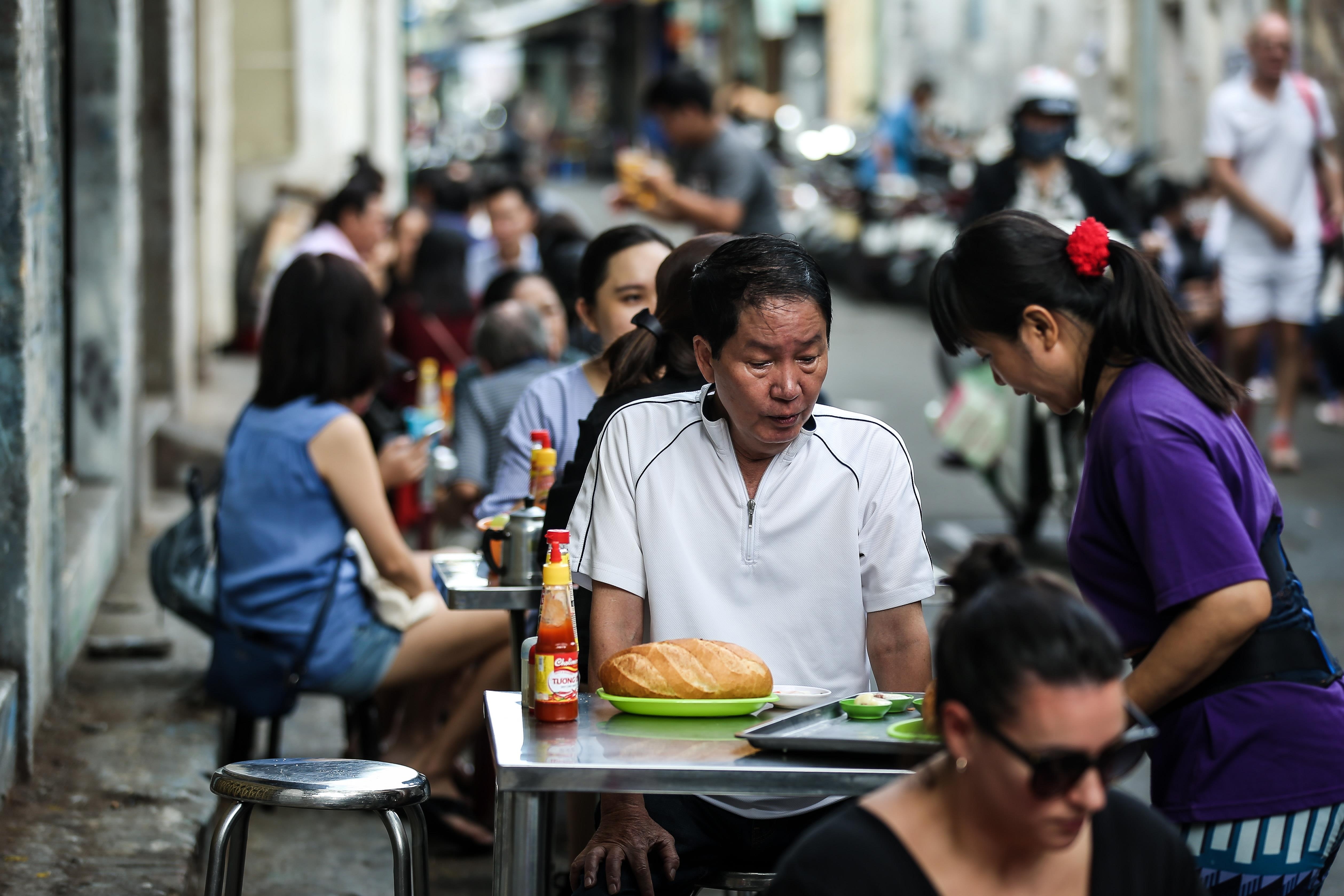 banh mi le duong sai gon doanh thu tram trieu moi ngay anh 4