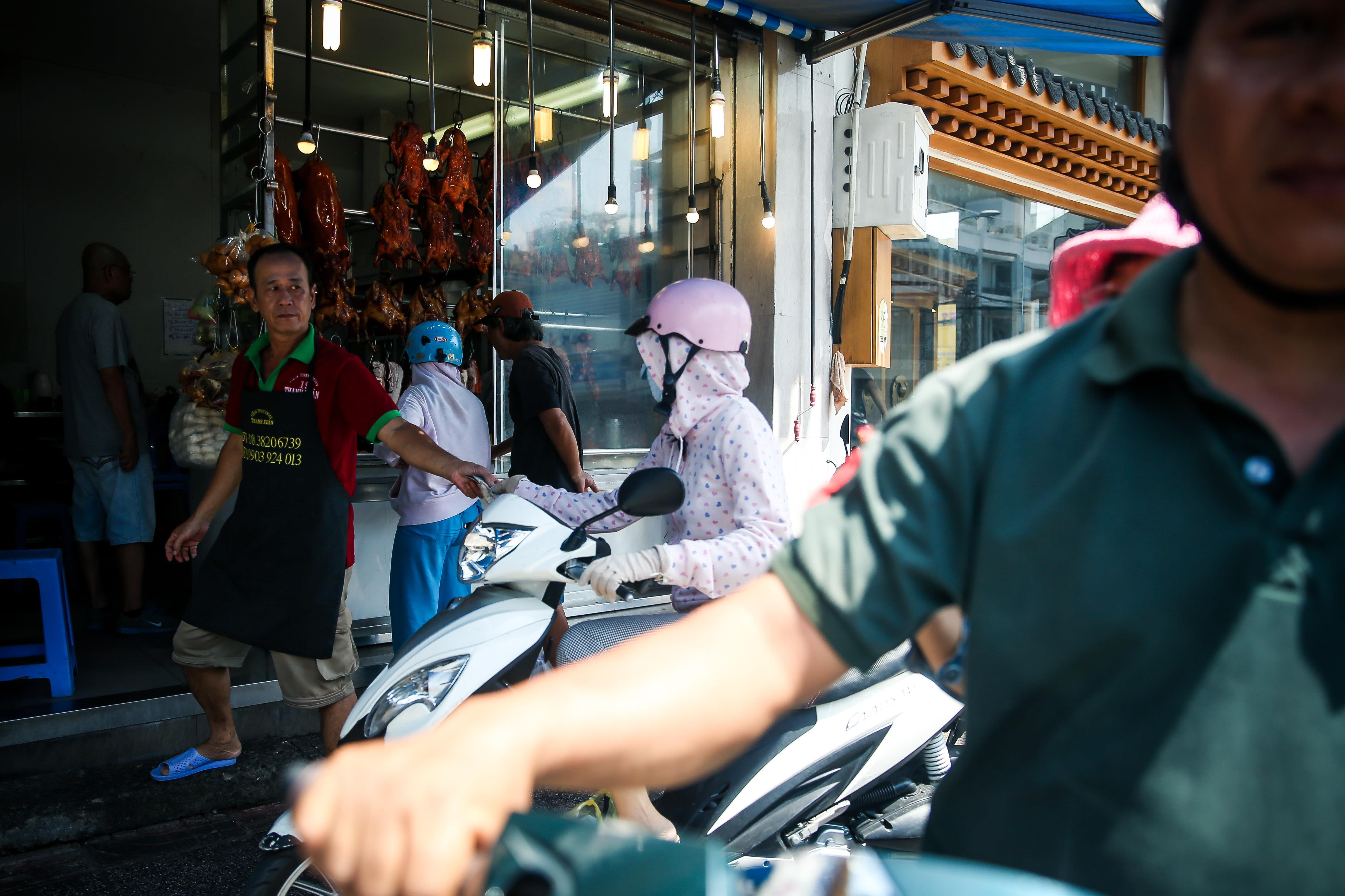 tiem vit quay ban vai tram con vit moi ngay anh 1