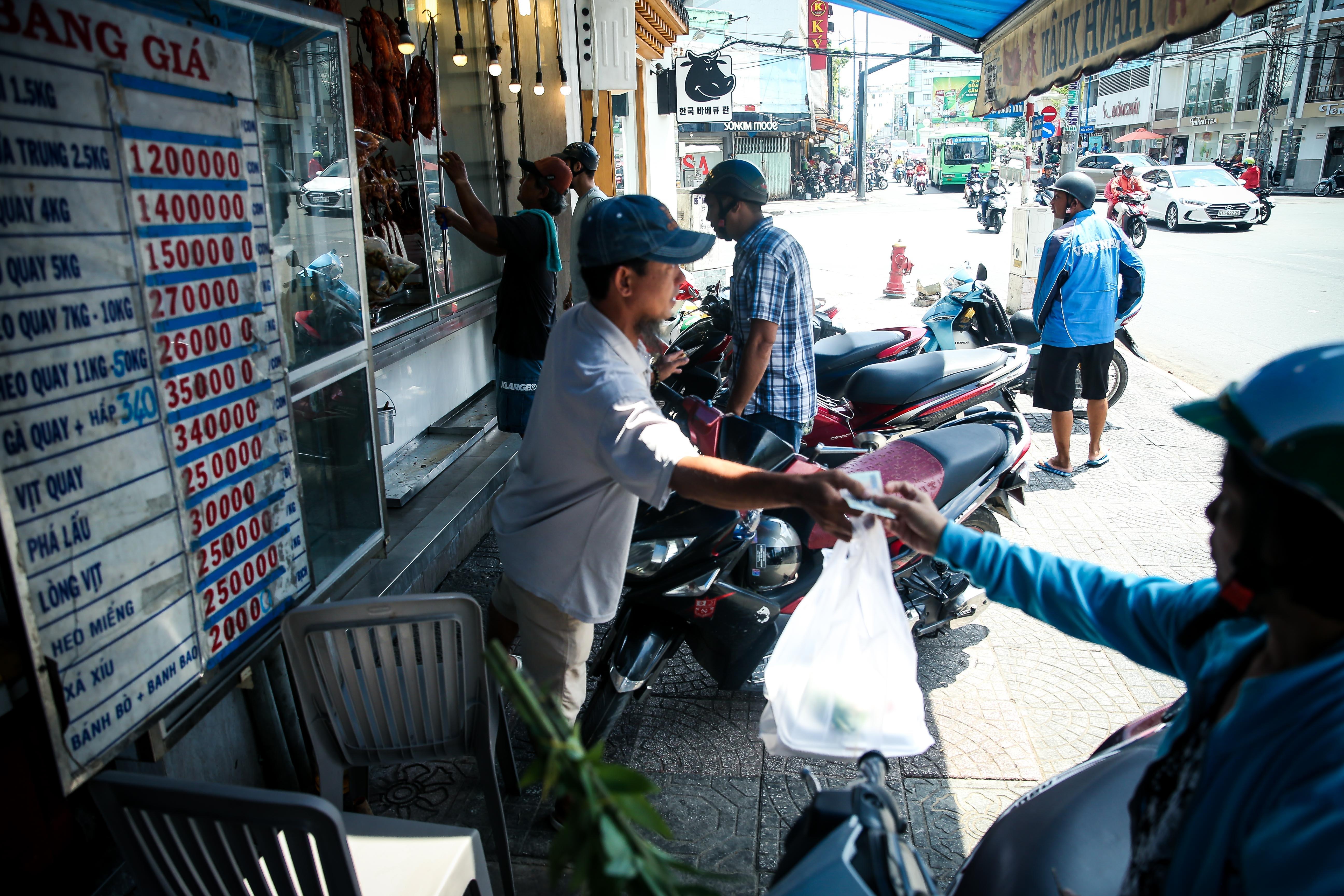 tiem vit quay ban vai tram con vit moi ngay anh 4