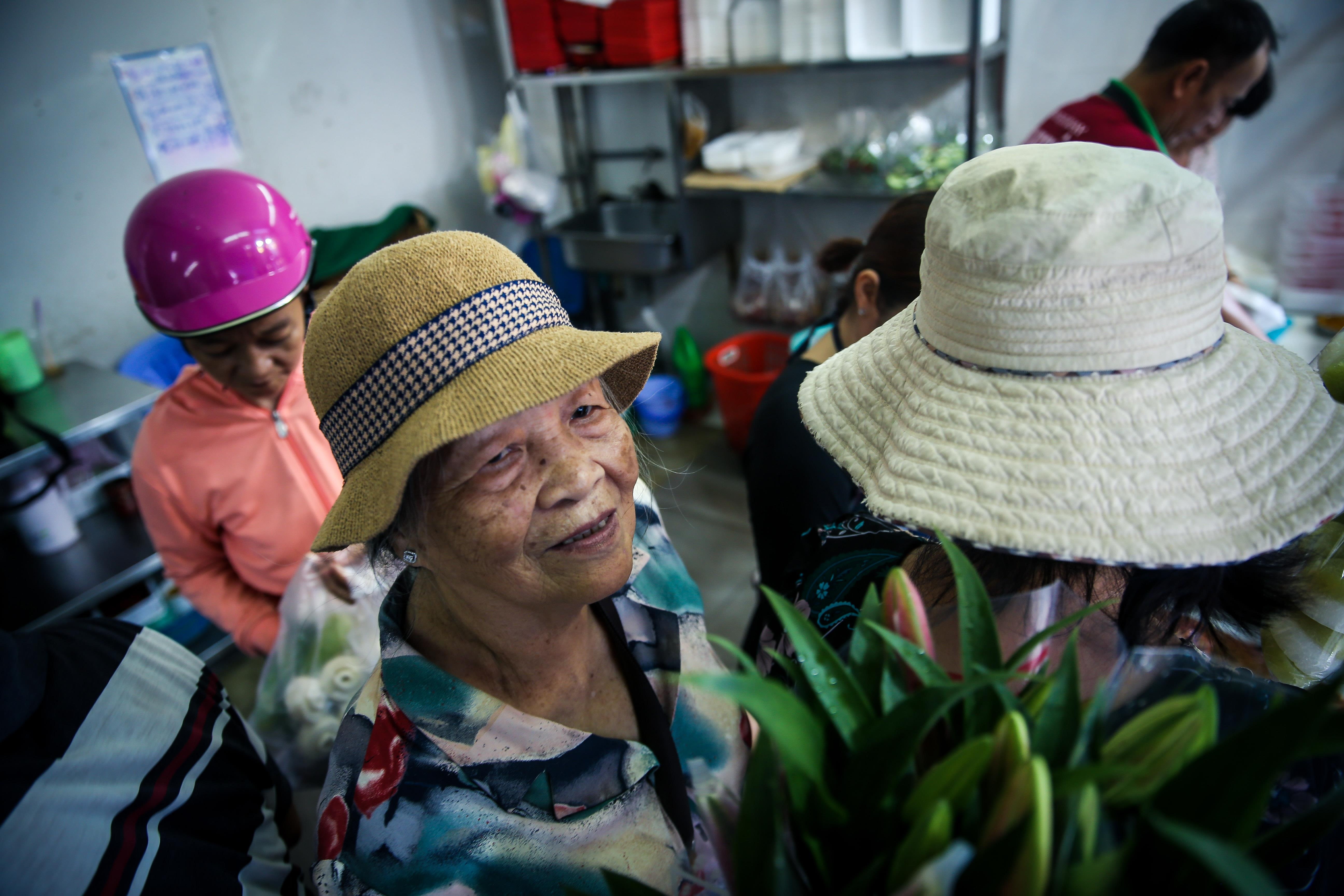 tiem vit quay ban vai tram con vit moi ngay anh 12