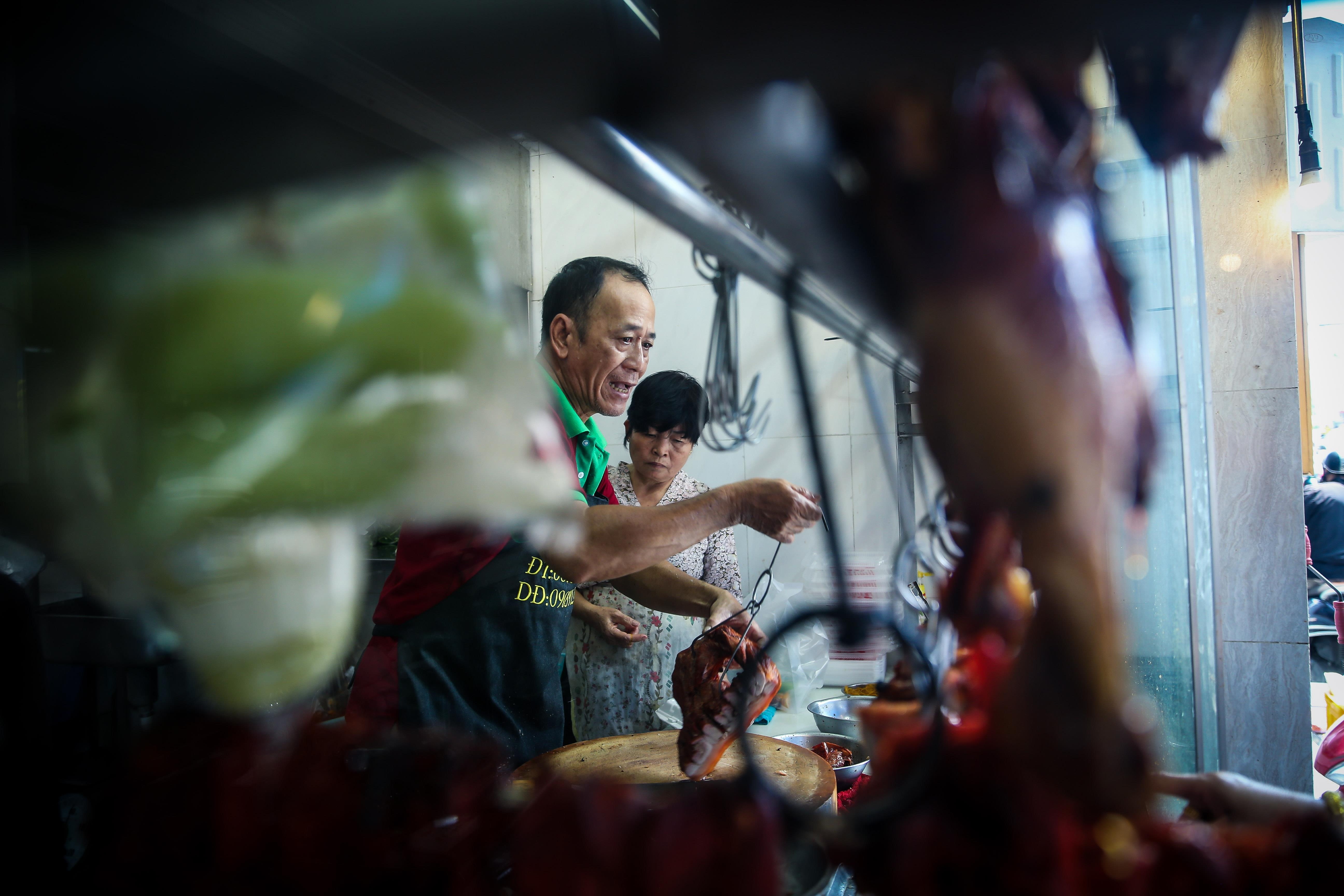 tiem vit quay ban vai tram con vit moi ngay anh 13