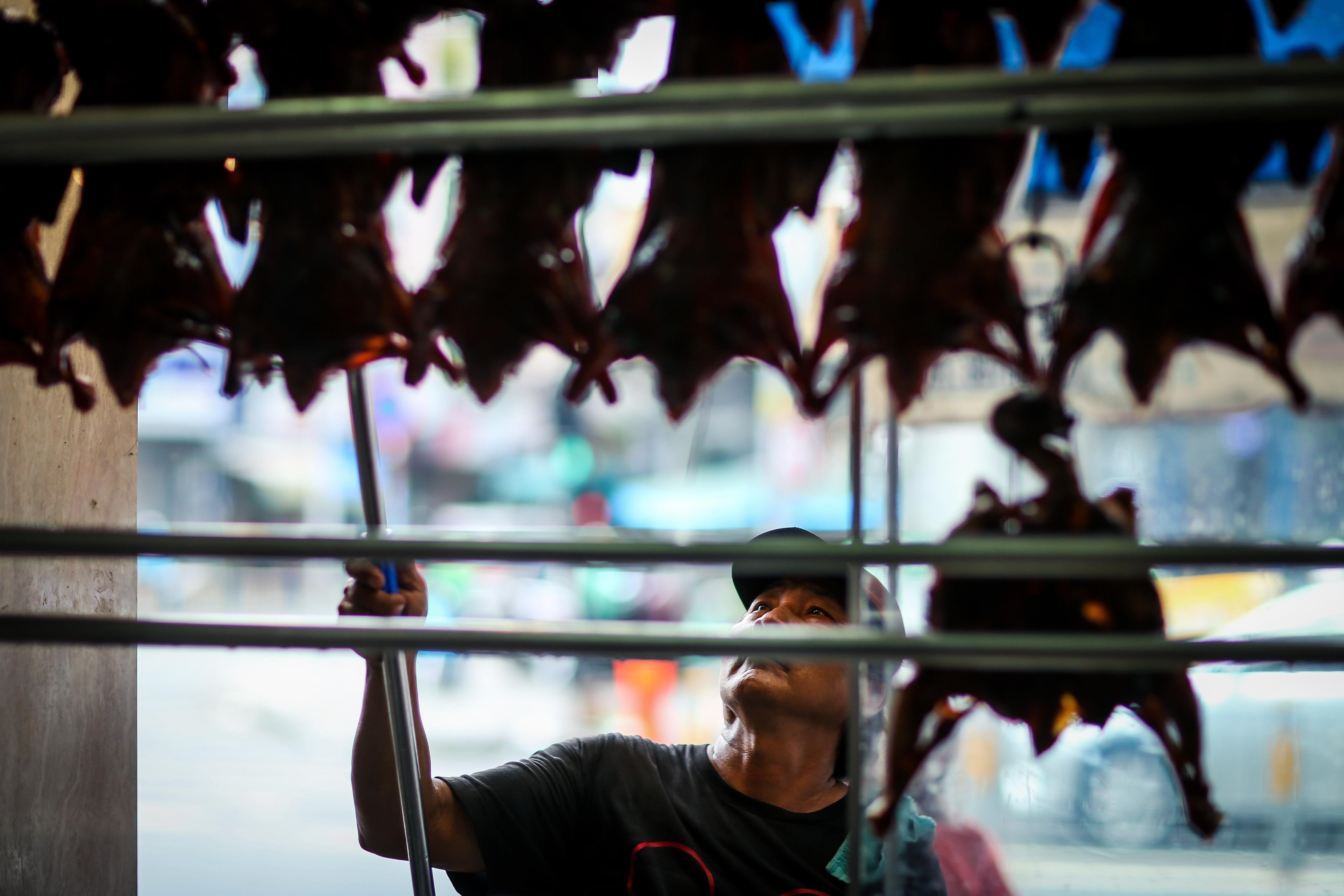 tiem vit quay ban vai tram con vit moi ngay anh 14