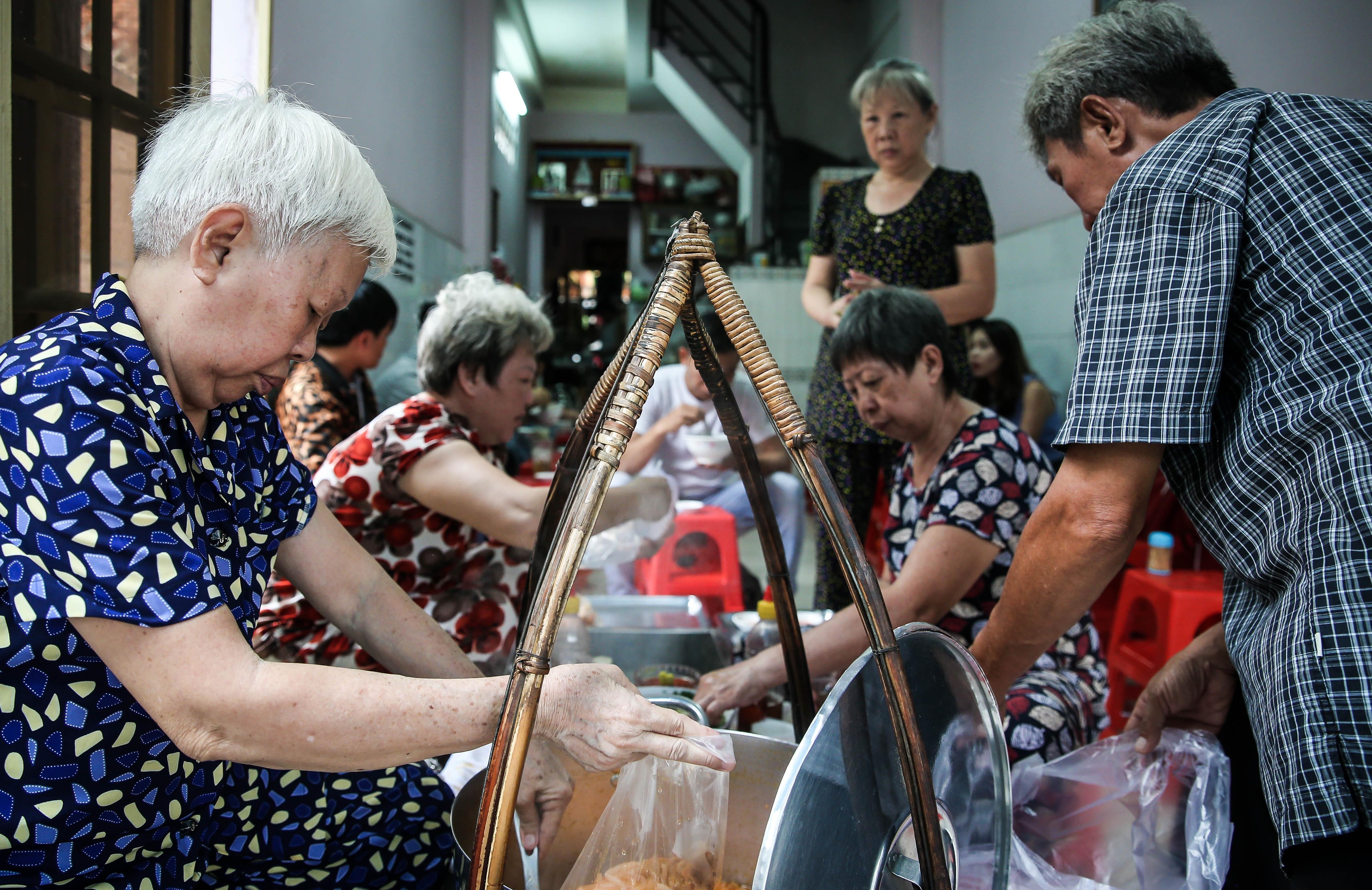 Quan banh canh ban trong mot gio, thu hon chuc trieu o Sai Gon hinh anh