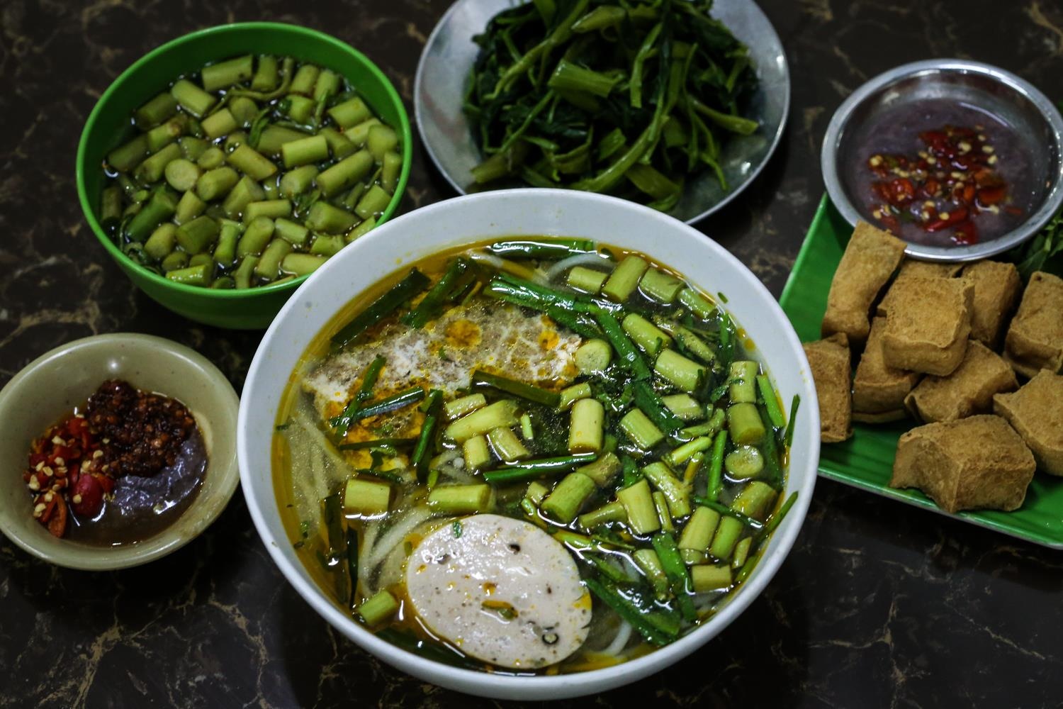 Quan canh bun vi Bac 35 nam giua long Sai Gon hinh anh