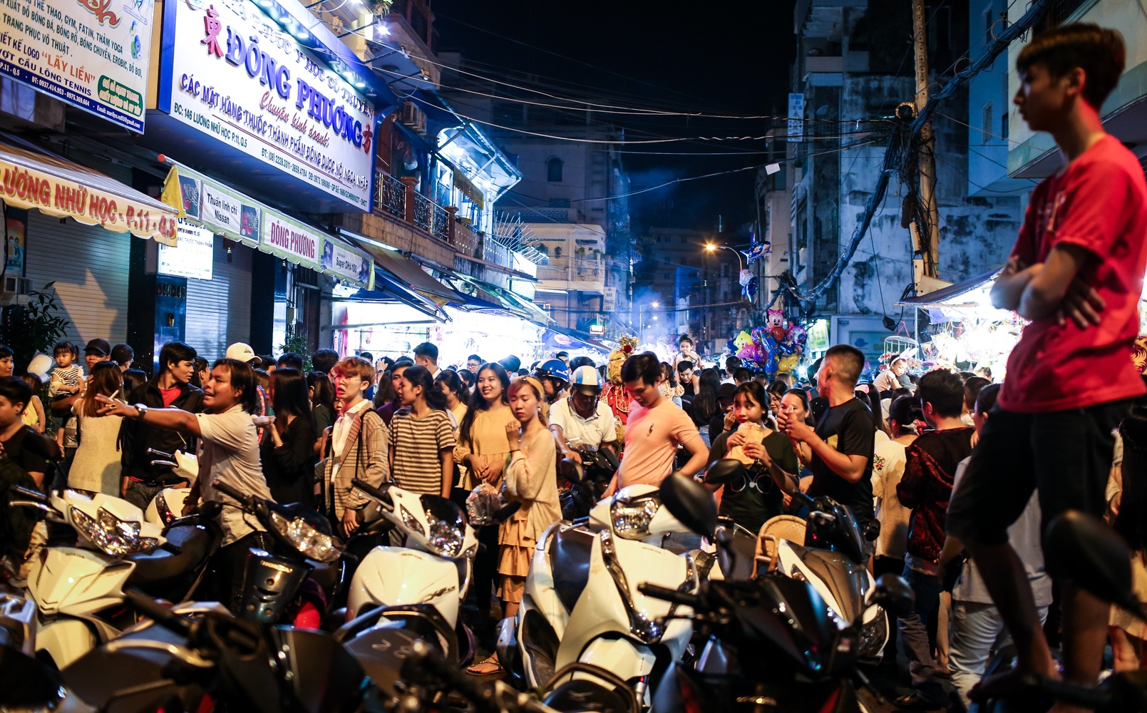 gioi tre chen nhau di pho long den truoc trung thu anh 2