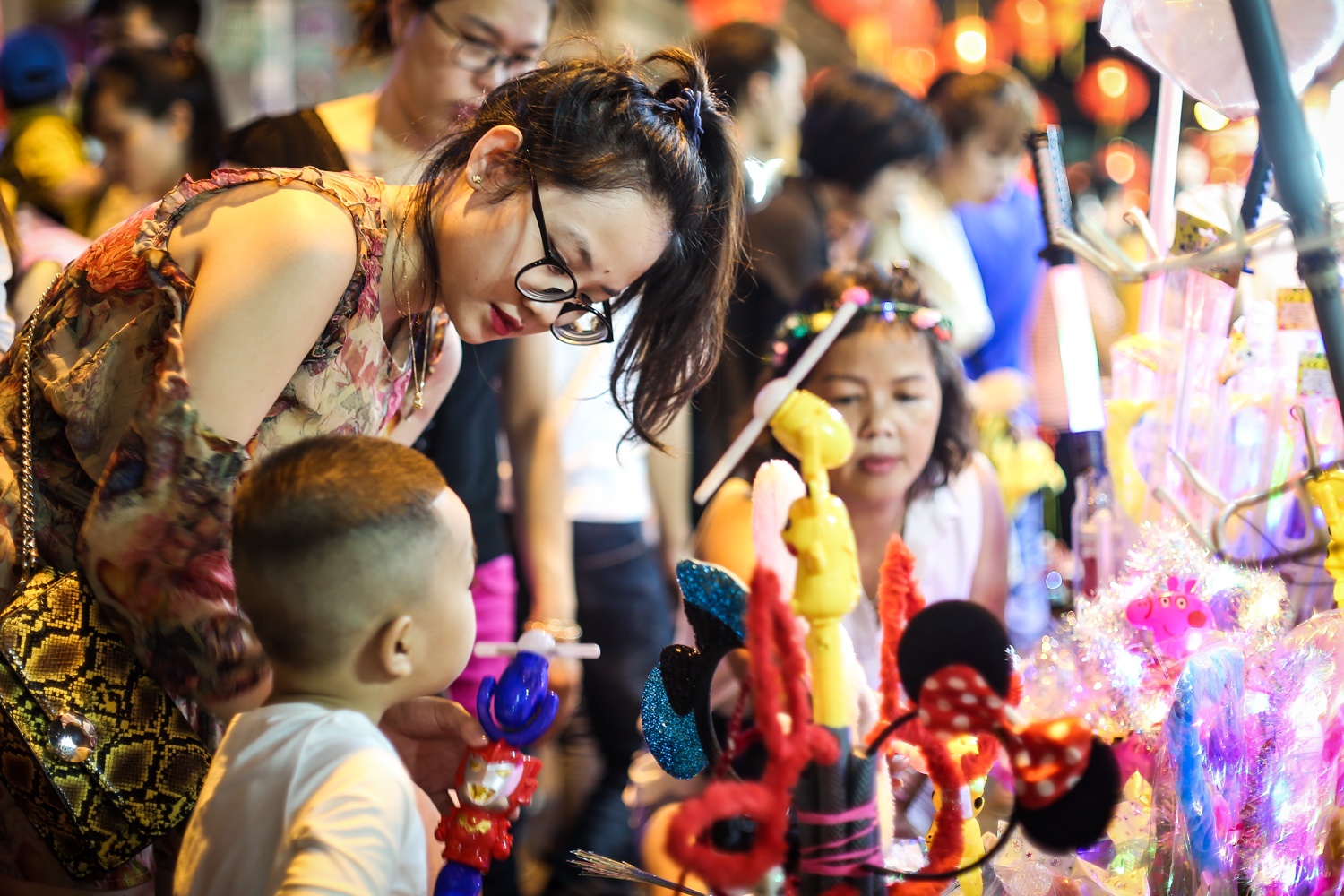 gioi tre chen nhau di pho long den truoc trung thu anh 6