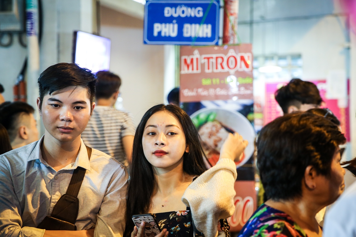 gioi tre chen nhau di pho long den truoc trung thu anh 4