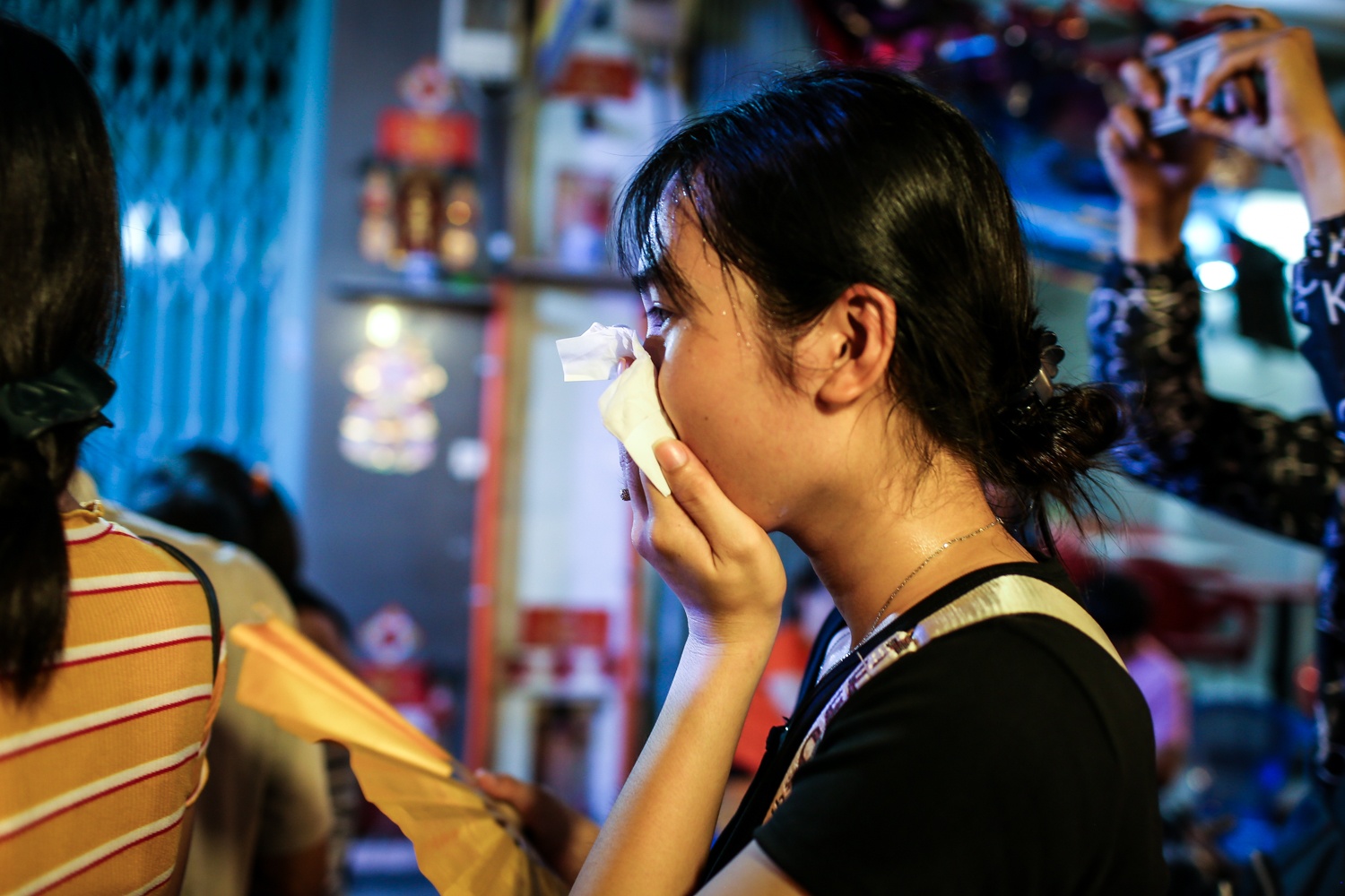 gioi tre chen nhau di pho long den truoc trung thu anh 8