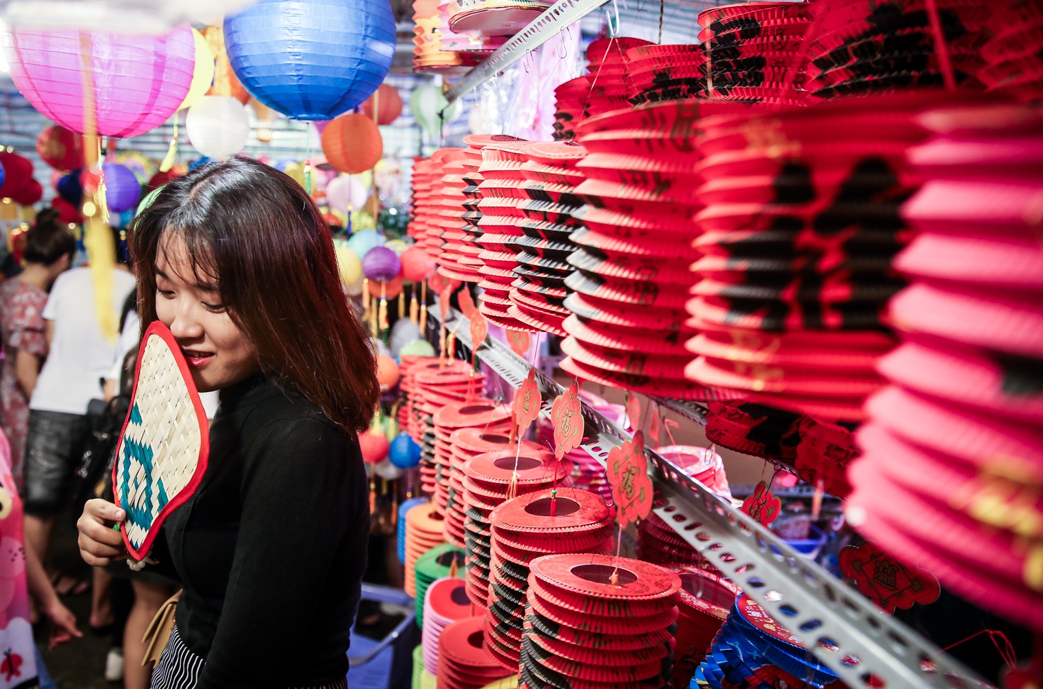 gioi tre chen nhau di pho long den truoc trung thu anh 10