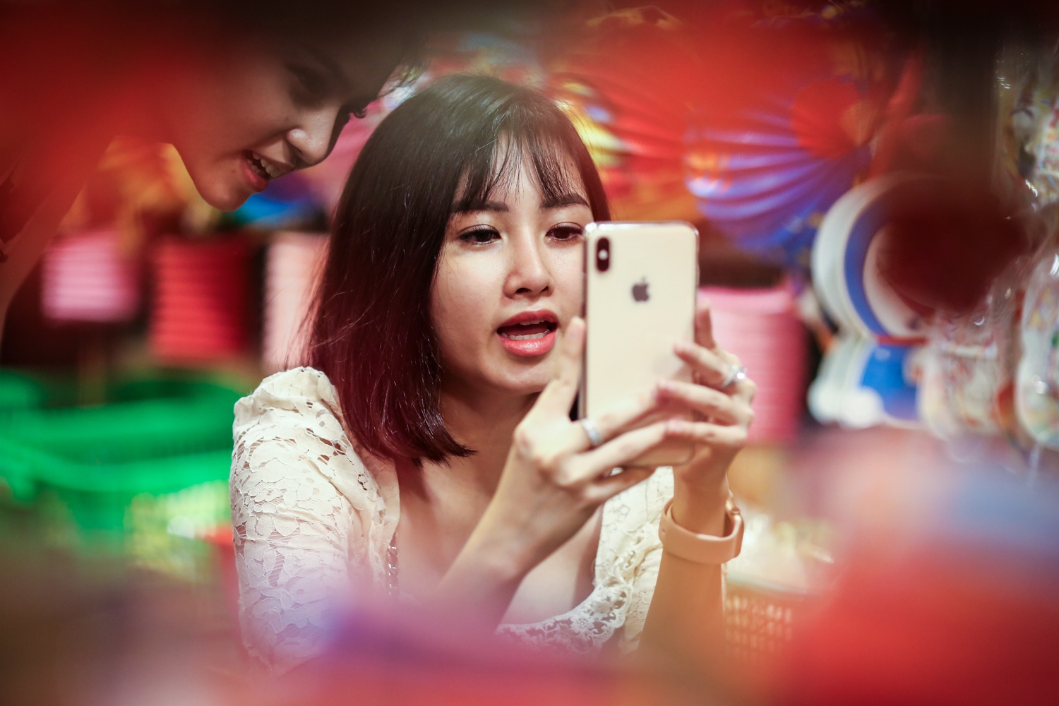 gioi tre chen nhau di pho long den truoc trung thu anh 9