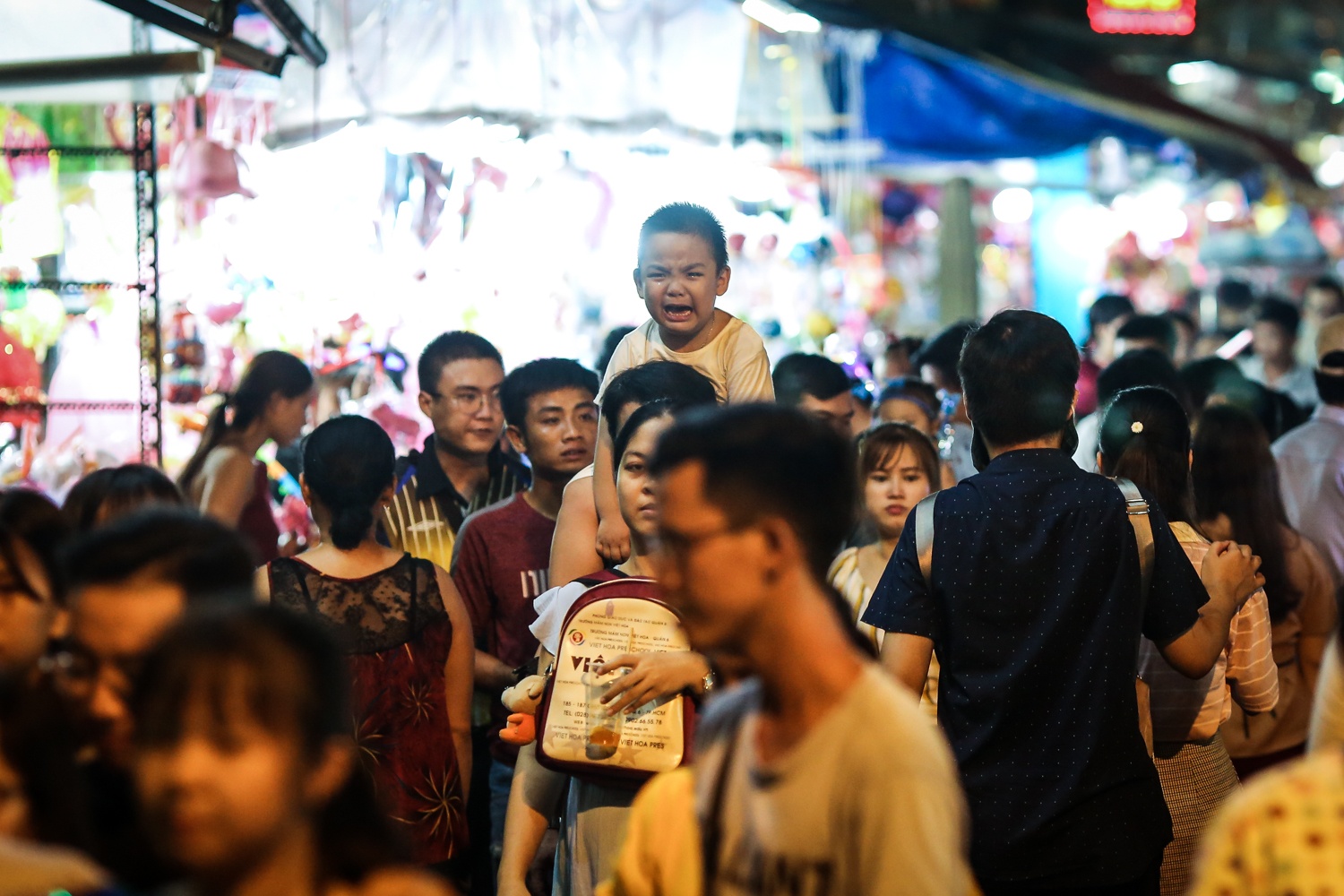 gioi tre chen nhau di pho long den truoc trung thu anh 7