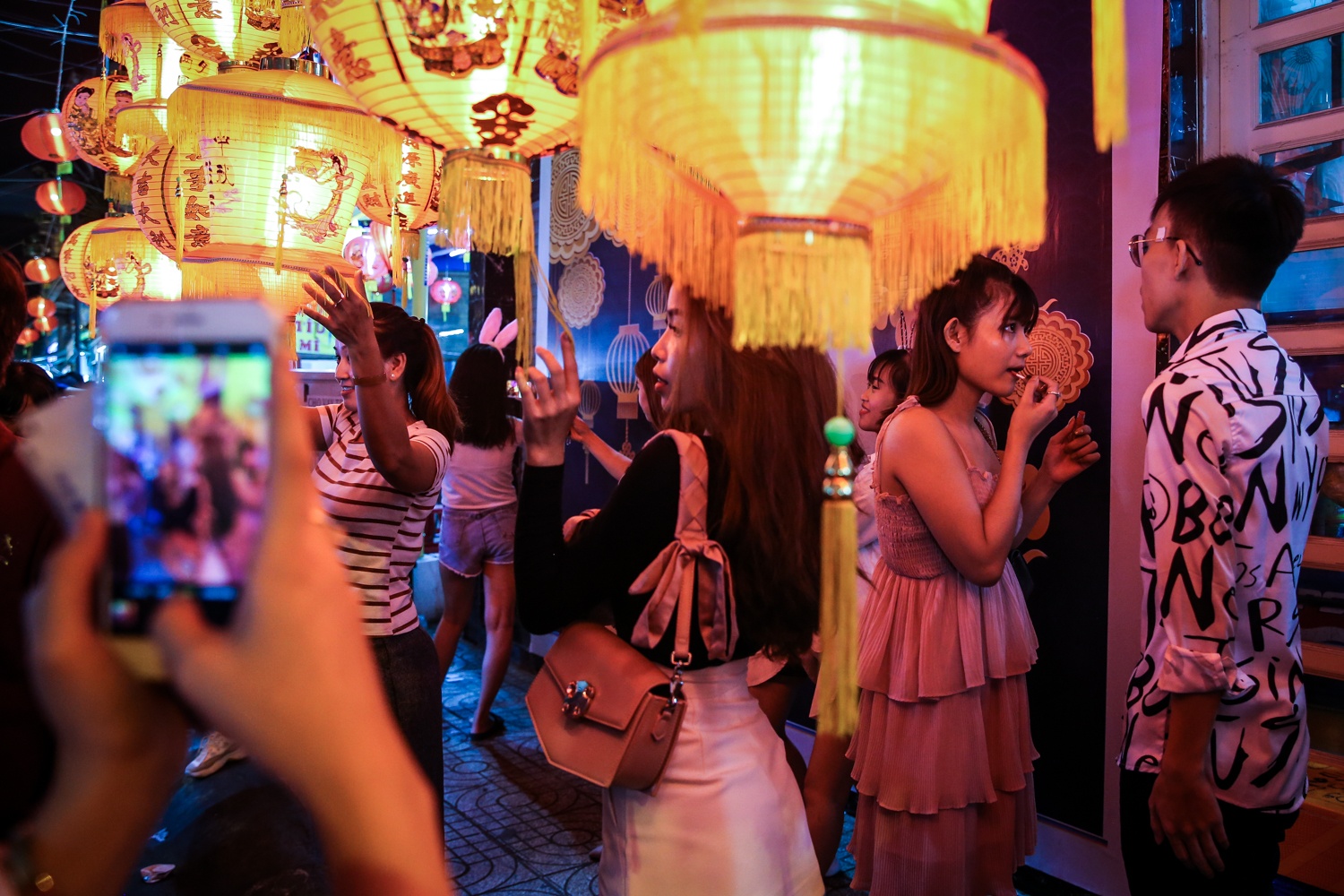 gioi tre chen nhau di pho long den truoc trung thu anh 11