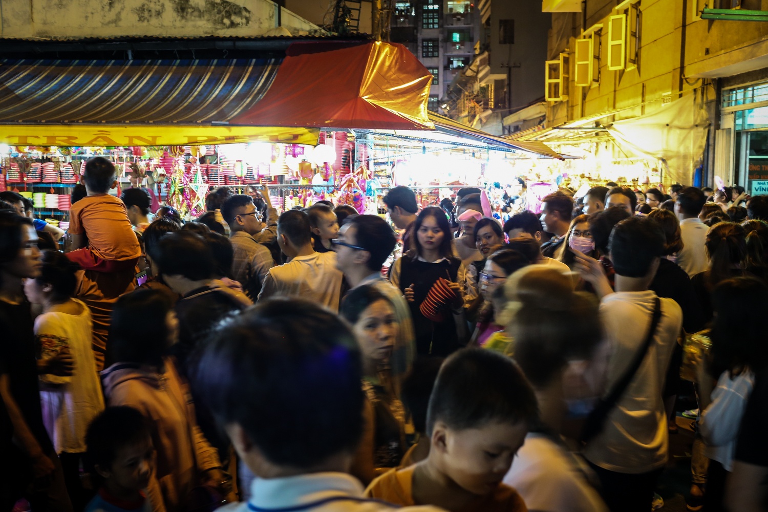 gioi tre chen nhau di pho long den truoc trung thu anh 3