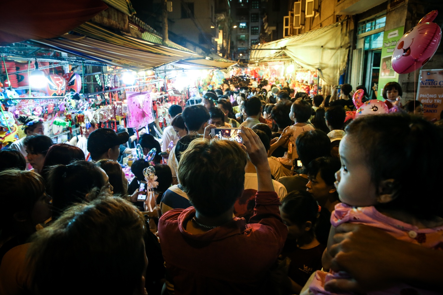 gioi tre chen nhau di pho long den truoc trung thu anh 1