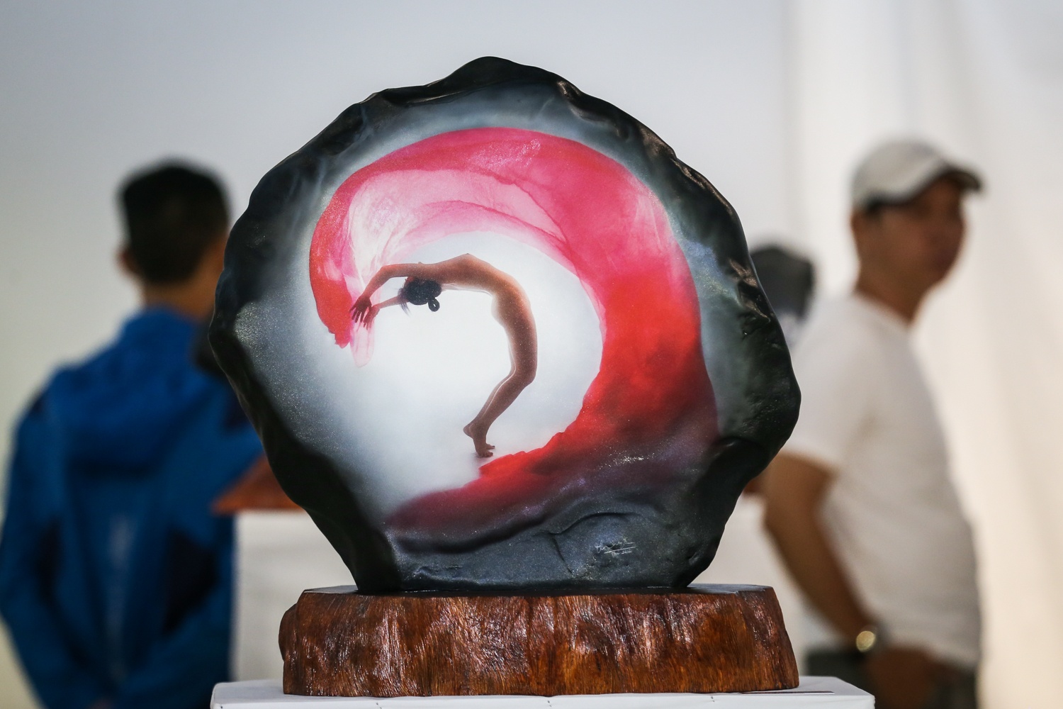 102 buc anh nude tren da tai trien lam cua Thai Phien hinh anh