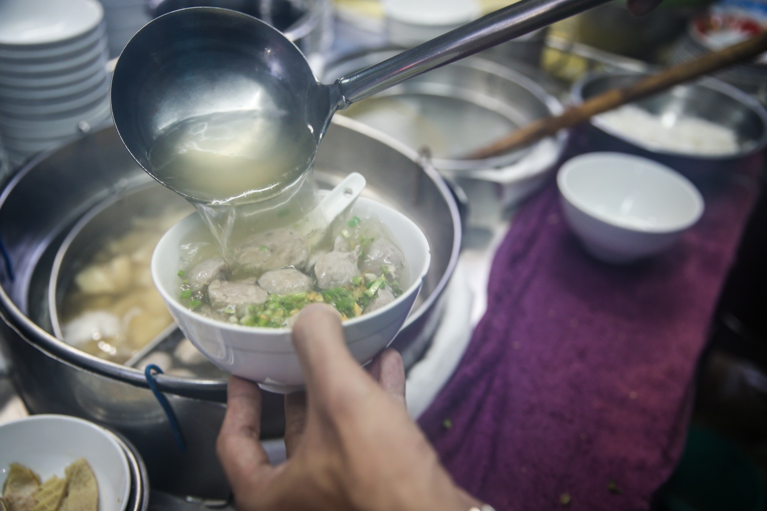 Quan hu tieu bo vien goc Hoa nuc tieng gan 60 nam o TP.HCM hinh anh