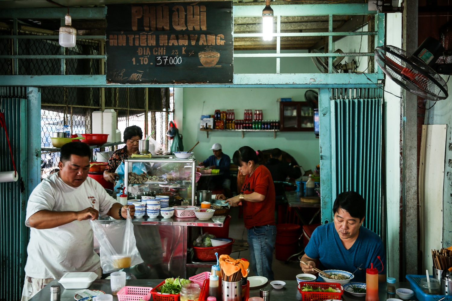 quan hu tieu nam vang dong nghit khach tu sang den trua o sai gon anh 2