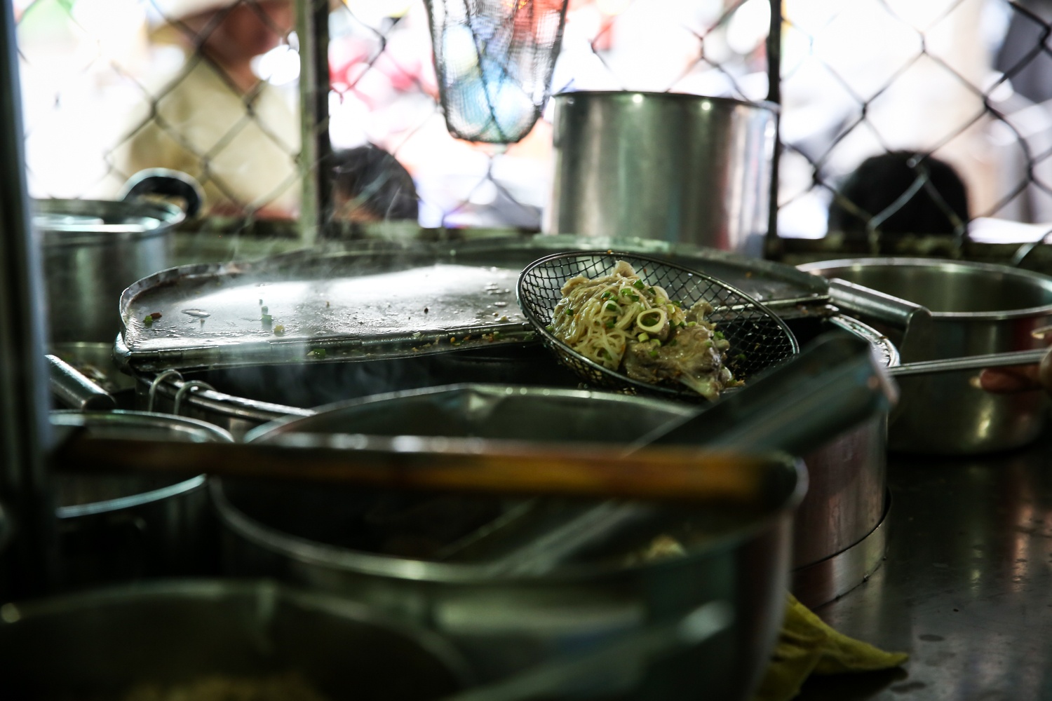 quan hu tieu nam vang dong nghit khach tu sang den trua o sai gon anh 7