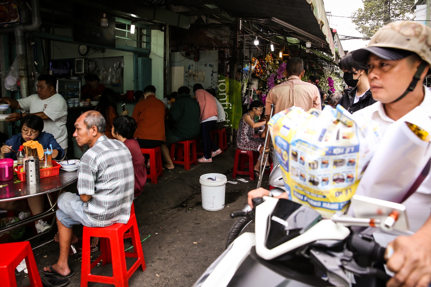 quan hu tieu nam vang dong nghit khach tu sang den trua o sai gon anh 8