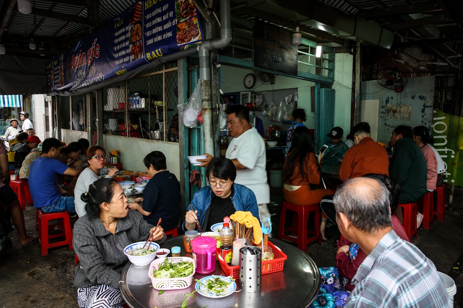 quan hu tieu nam vang dong nghit khach tu sang den trua o sai gon anh 1