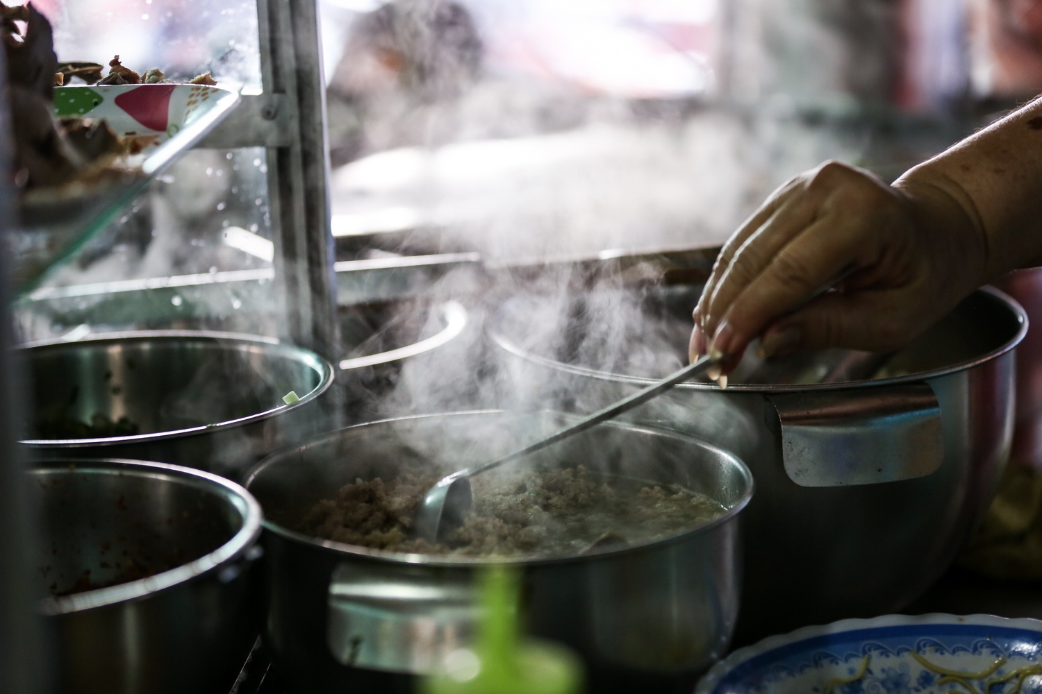 quan hu tieu nam vang dong nghit khach tu sang den trua o sai gon anh 4