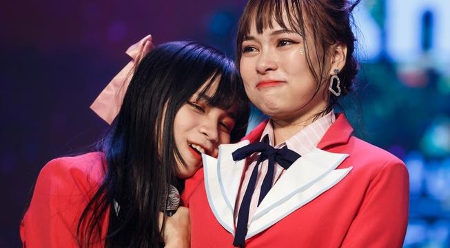 Nhom nhac dong nhat Viet Nam khoc tren san khau hinh anh