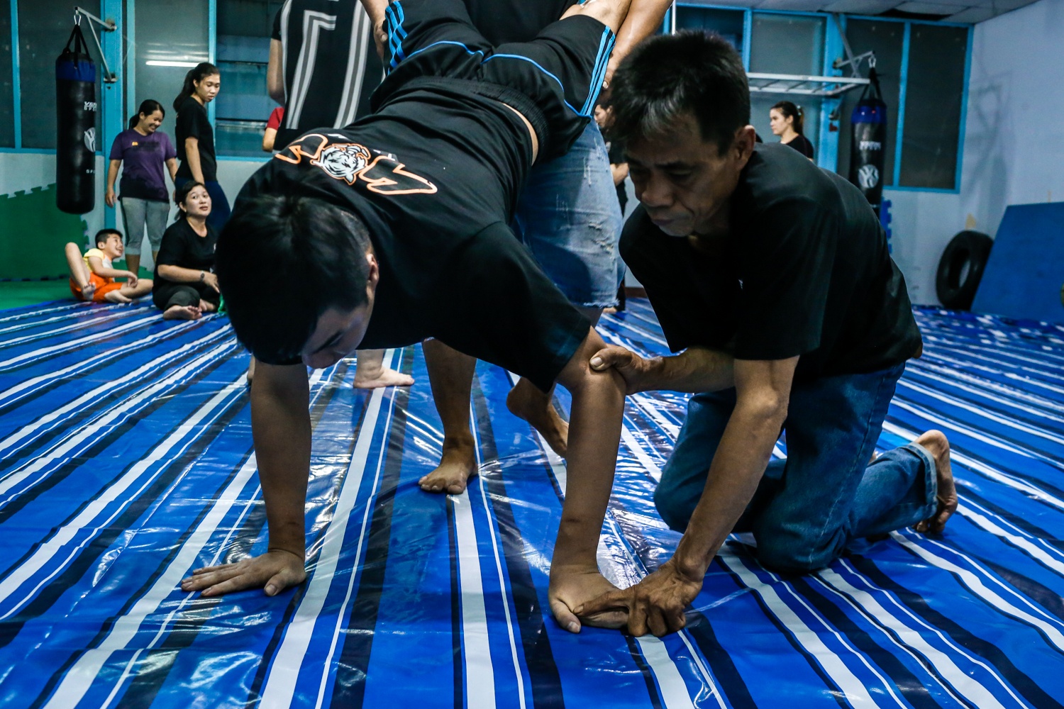 vo duong giup nguoi tat nguyen tap van dong anh 15