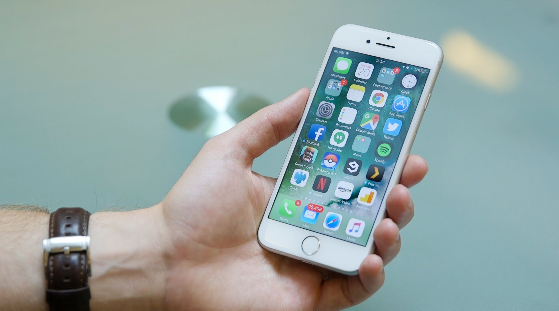 ‘iPhone dau con hot ma cu het gia’ hinh anh