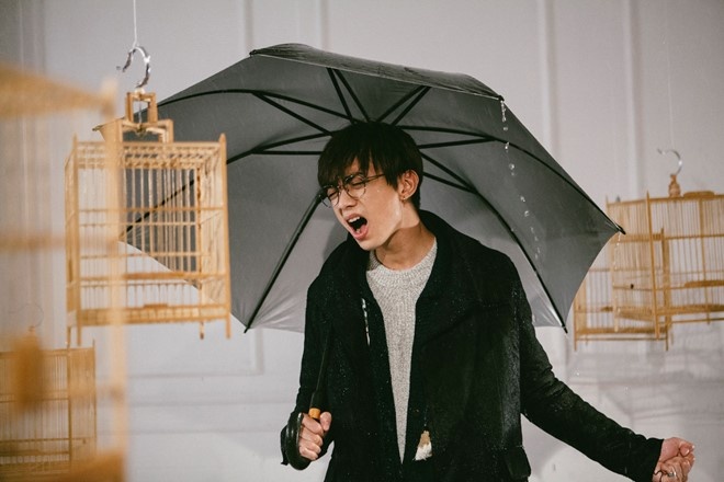 Quang cao thuong hieu lo lieu trong MV 'Phia sau mot co gai' hinh anh