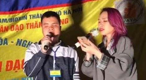 My Tam va chu tam dep trong dem Giang sinh hinh anh