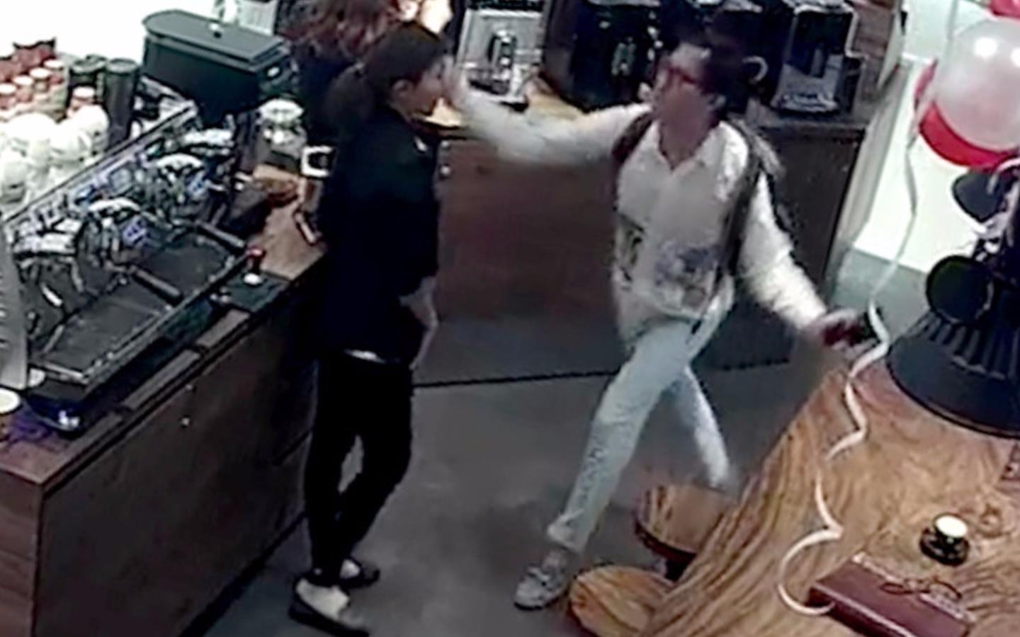 Vi sao Khanh Casa khong truc tiep gap, xin loi nu nhan vien bi tat? hinh anh