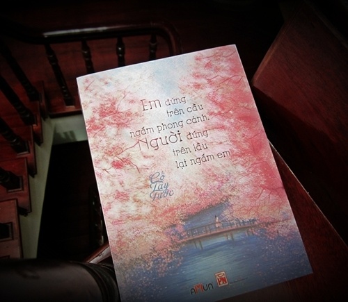 cuon sach Em dung tren cau ngam phong canh anh 1