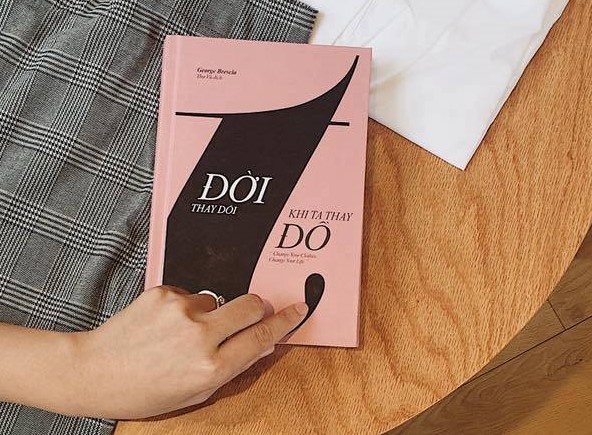 cuon sach day phoi do anh 1
