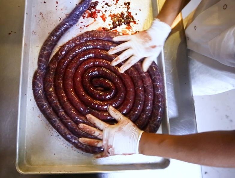 Soondae, mon xuc xich huyet lon cua Han Quoc duoc lam ra sao? hinh anh