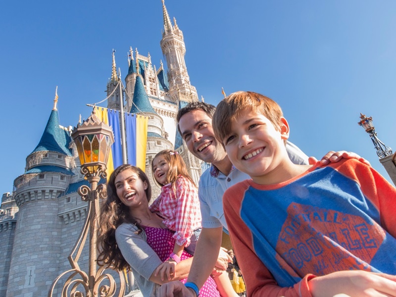 7 bi kip bo tui cho lan dau den cong vien giai tri Disney hinh anh