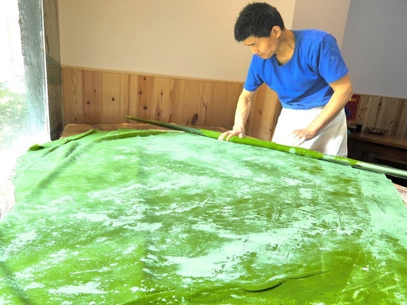 Voi mau xanh la mat, mon mi rau chan vit o Trung Quoc duoc lam ra sao? hinh anh