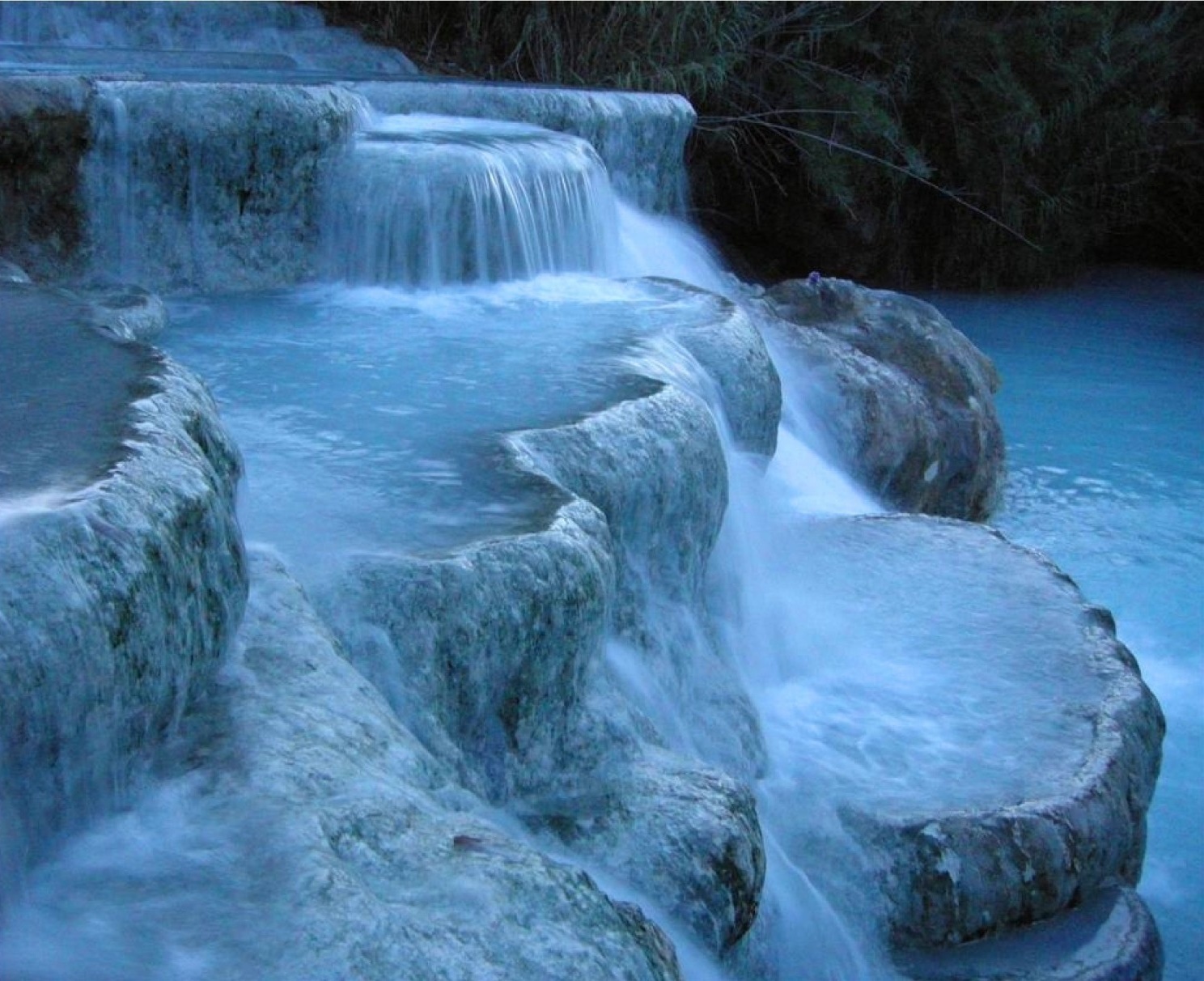 suoi nuoc nong mau xanh ngoc o Saturnia Italy anh 5