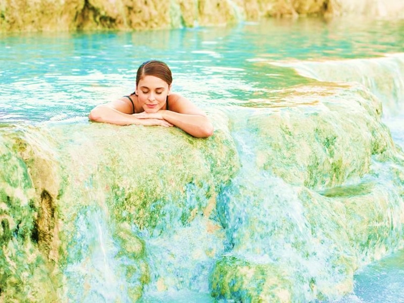 Suoi nuoc nong mau xanh ngoc ao dieu o Italy hinh anh