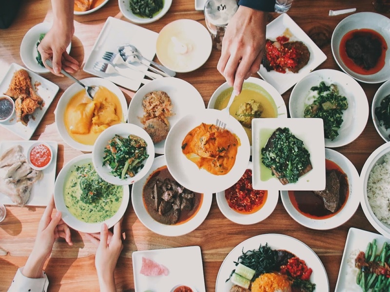 Nasi Padang, com Indonesia thinh soan voi nhieu mon an kem khac nhau hinh anh