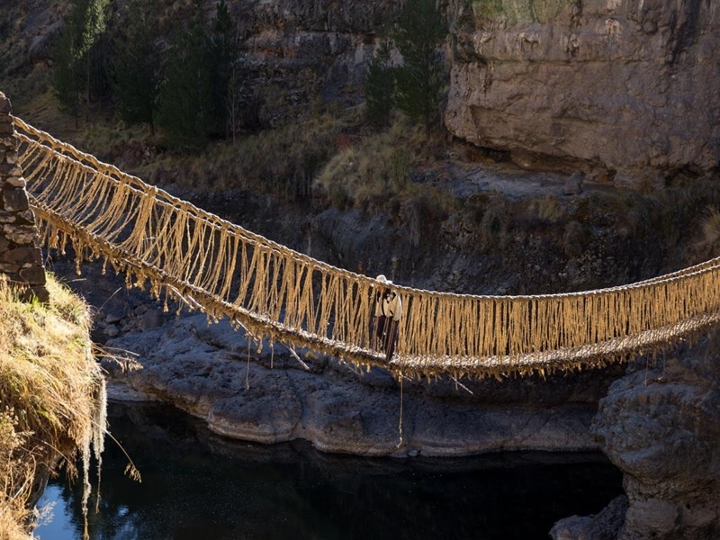 Cau treo ket bang co doc dao thu hut du khach o Peru hinh anh