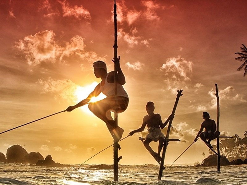 Truyen thong cau ca tren coc kheo doc dao o Sri Lanka hinh anh
