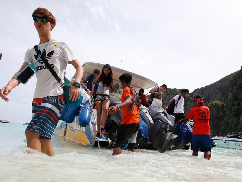 Loat anh cho thay du khach 'tiep tay' pha huy vinh bien dep o Thai Lan hinh anh