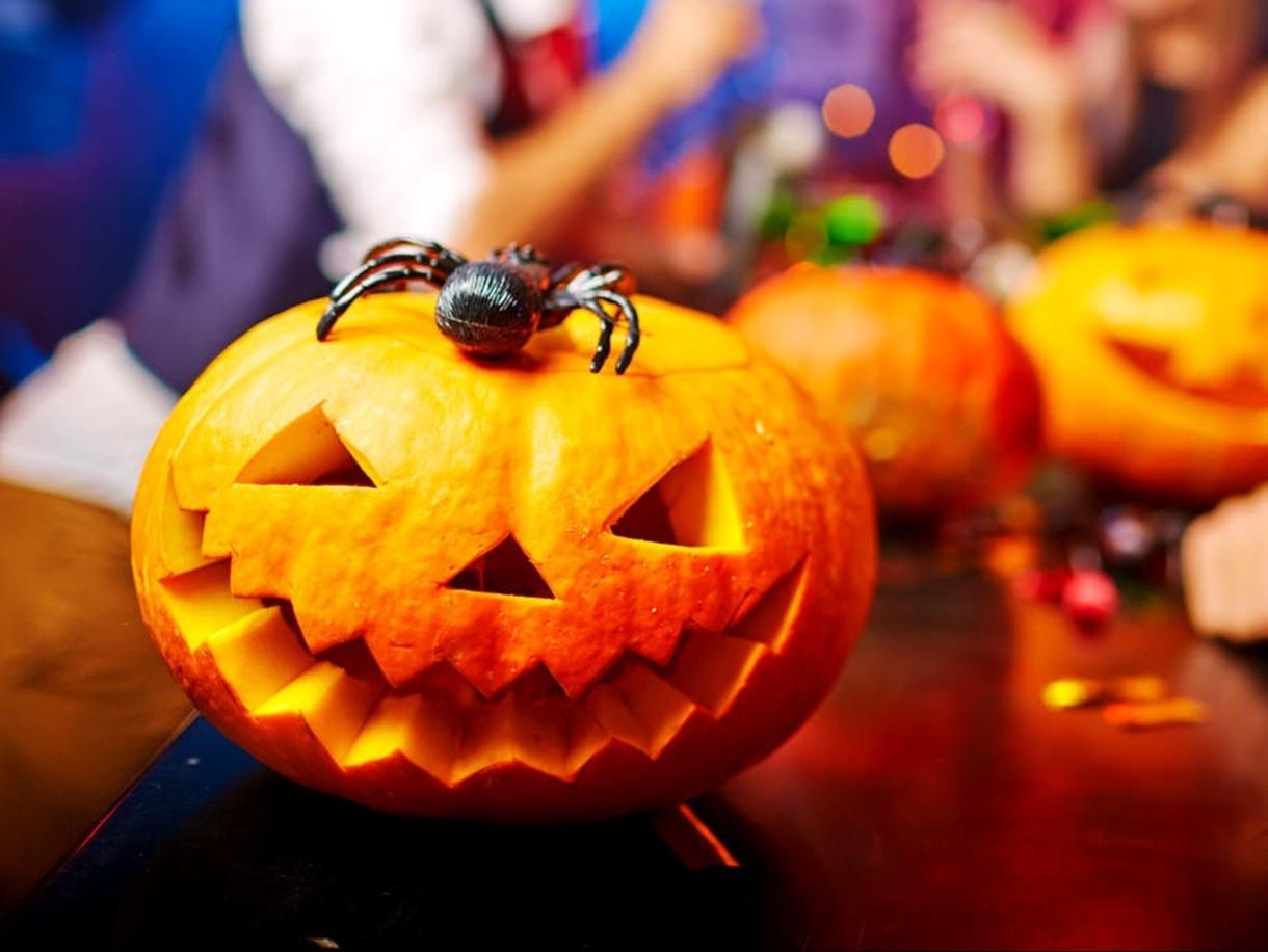 Qua bi ngo rong khac hinh khuon mat trong le Halloween co ten la gi? hinh anh