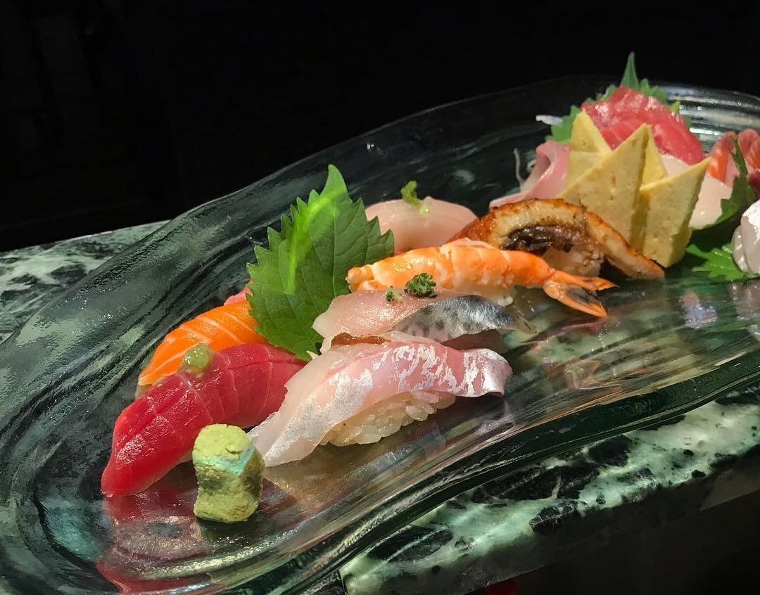 Diem khac biet co ban giua sushi va sashimi la gi? hinh anh