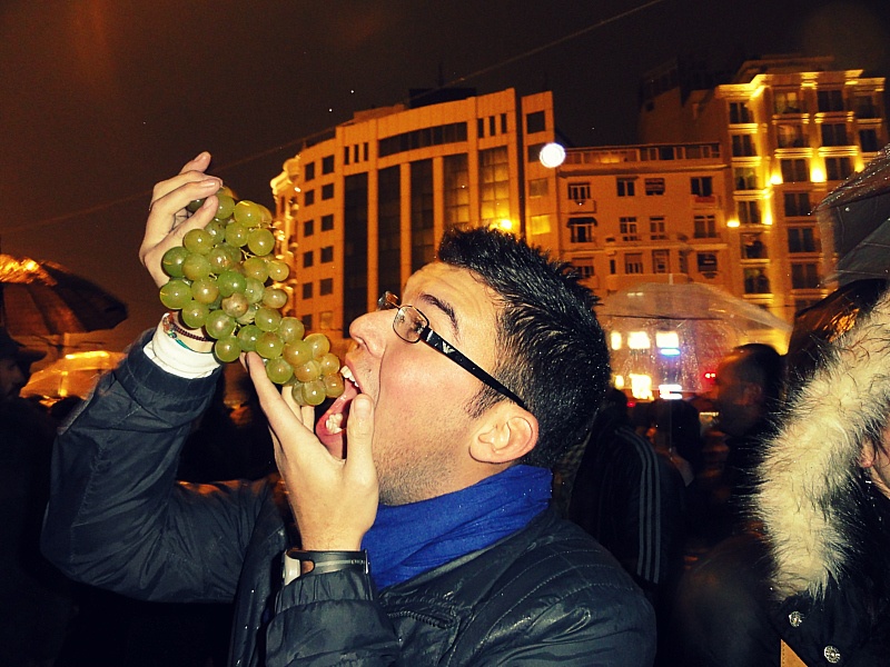 Nguoi dan nuoc nao voi vang an 12 qua nho may man luc giao thua? hinh anh