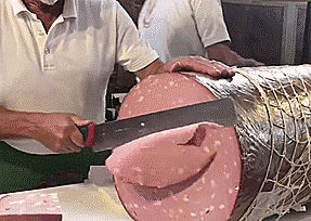 Xuc xich mau hong dep mat cua Italy duoc lam the nao? hinh anh