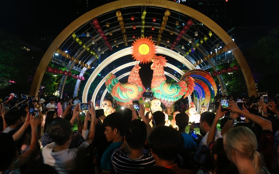 duong hoa Nguyen Hue to chuc lan dau nam nao anh 6