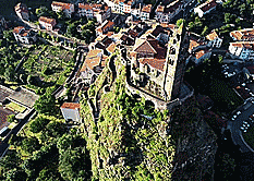 Nha tho nam tren 'mui kim' doc dao o Phap thu hut du khach hinh anh